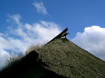藁葺屋根と秋晴れ
